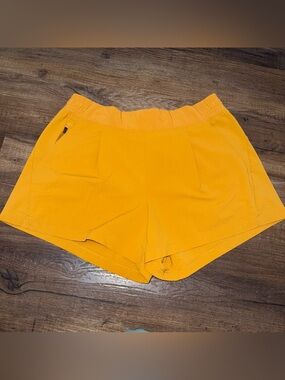 Athleta Textured Brooklyn Short Tuscan Gold Size 10
